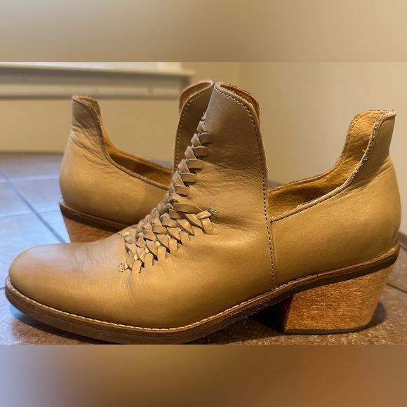 Latigo Tan Kick Woven Split Shaft Booties Blocked Heel. Sz 6M Leather. 2 Inch - Picture 6 of 13